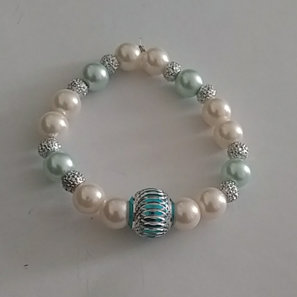 White and blue pearl bracelet